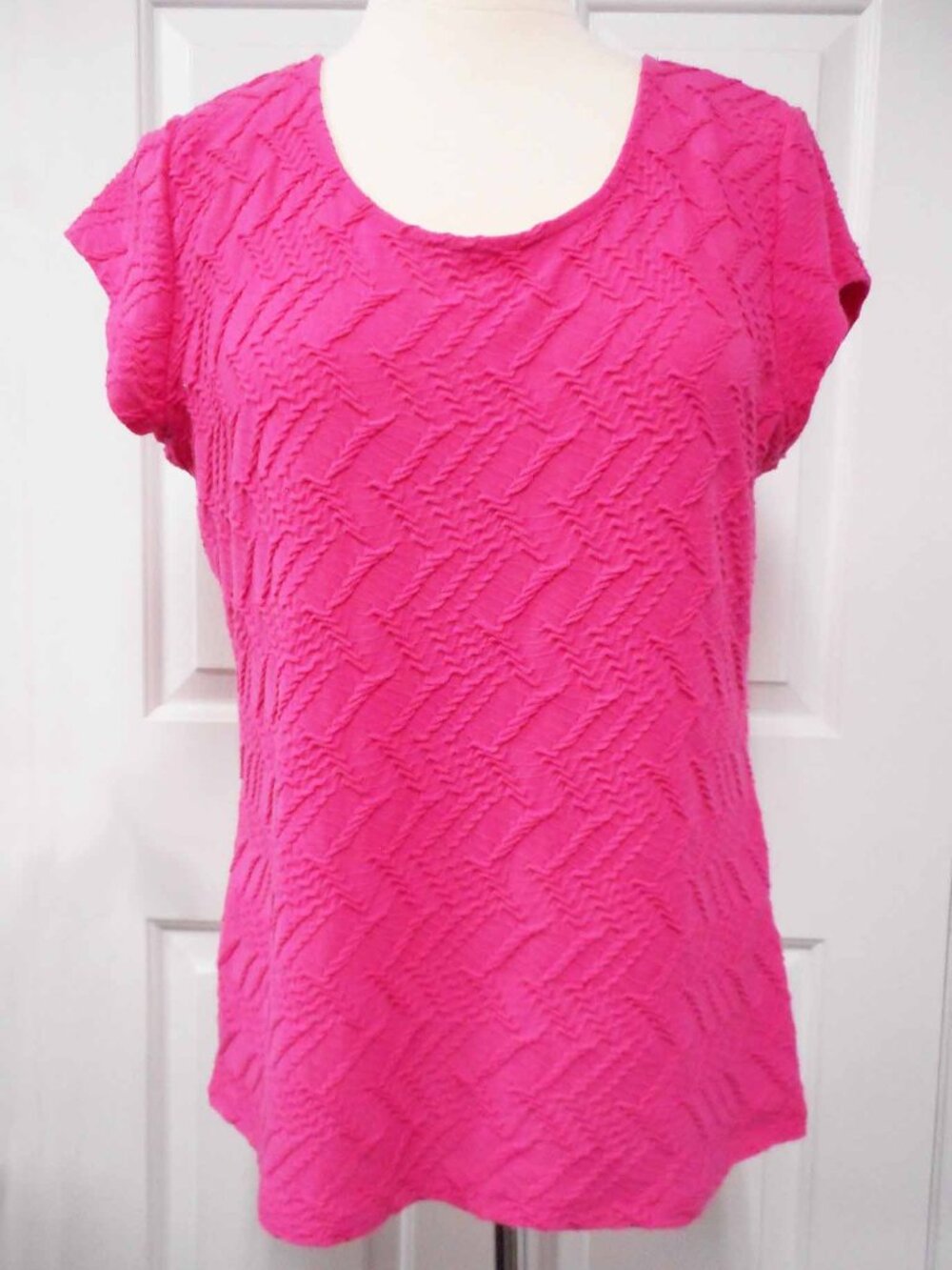 LIZ CLAIBORNE Bright Pink / Fushia top - short sleeve - scoop neck - size large